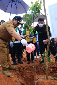 Peringati Hari Bakti PUPR ke-77, Gubernur Arinal Djunaidi Lakukan Penanaman Pohon dan Tinjau Pembangunan Bendungan Marga Tiga