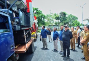 Gubernur Arinal Djunaidi Menerima Kendaraan Combine Harvester dan Mobil Ambulan VIP dari PT. Bukit Asam