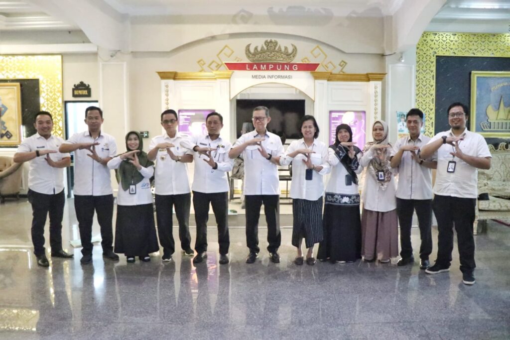 Sekdaprov Fahrizal Terima Hasil Long Form Sensus Penduduk 2020 (SP2020) dari Kepala BPS Lampung