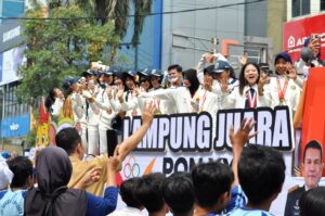 Pj. Gubernur Samsudin Lepas Pawai Atlet PON, Ratusan Masyarakat Antusias Menyaksikan Pawai