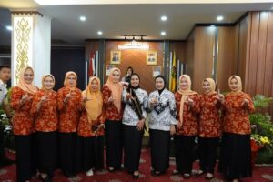 Ibunda Guru Provinsi Lampung Kukuhkan Hj. Elviana sebagai Penggerak Pendidikan di Mesuji