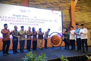 Rektor UIN RIL Serahkan Sertifikat Halal Bersama BPJPH dan Gubernur, Dorong Lampung Jadi Sentra Produk Halal
