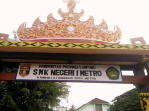 SMKN 1 Metro Klarifikasi Isu Penjualan Air Mineral Selama MPLS: Tidak Ada Pemaksaan, Keuntungan Disalurkan Untuk Kemanusiaan