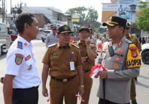 Tebarkan Semangat Nasionalisme Hingga Pelosok Desa, Polres Pesawaran Bersama Pemda Bagikan Ribuan Bendera Merah Putih 