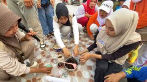 Kreatif, Mahasiswa KKN UIN RIL Kelompok 5 Olah Minyak Jelantah Jadi Lilin Aromaterapi