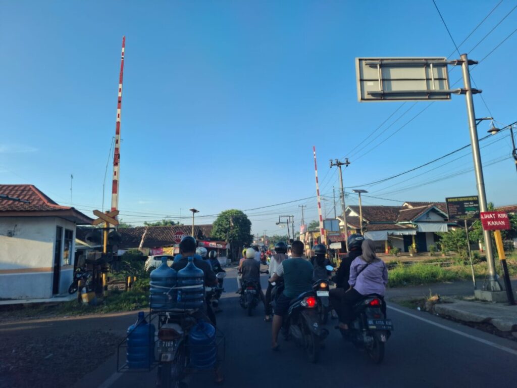 Palang Pintu Rel Kereta Api Lama Rusak: Warga Khawatir ! Kadis Hub: 2025 ini Di Perbaiki