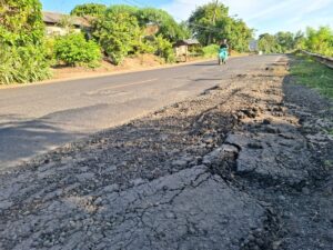 Selain Truk Batubara, Kendaraan Treler Bermuatan Semen Juga Biang Kerusakan Jalan. Masyarakat Minta Perbaikan Jalintengsum