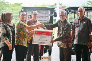 Pemkab Pesawaran Serahkan 5 Unit Kendaraan Roda Tiga untuk Penyandang Disabilitas