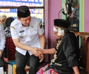 Sampaikan Kepedulian, Sekdaprov Marindo Sambangi Rumah Korban Tertimpa Pohon Tumbang