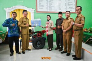 Tingkatkan Produktivitas Pertanian, Bupati Pesawaran Serahkan Bantuan CSR Handtractor