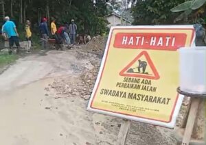 Lelah Tunggu Janji, Warga Margodadi Way Lima Swadaya Hingga Buka Donasi Perbaiki Jalan Rusak
