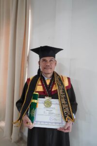 Supron Ridisno, Difabel dengan Keterbatasan Penglihatan Raih Disertasi Terbaik di Wisuda UIN RIL