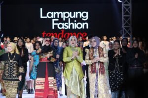 Ketua Dekranasda Lampung Buka Lampung Fashion Tendance 2025, Tampilkan Desainer dari Sejumlah Negara