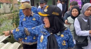 Wali Kota Eva Dwiana Perbaiki Jembatan dan Perdalam Kali Balau Kencana