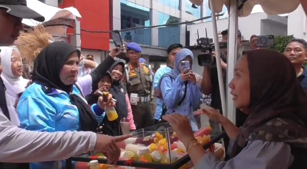 Dukung Ekonomi Lokal, Walikota Eva Dwiana Ramaikan Taman UMKM Bung Karno