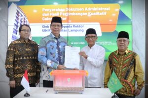 Ketua Senat Serahkan Dokumen Administrasi dan Hasil Pertimbangan Kualitatif Calon Rektor kepada Rektor UIN Raden Intan Lampung