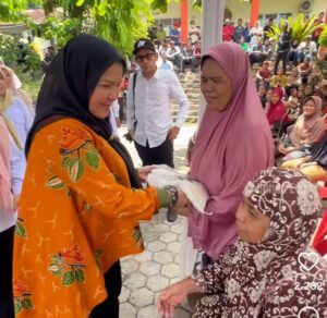 Walikota Eva Dwiana Bagikan Beras di 20 Kecamatan di Kota Bandar Lampung