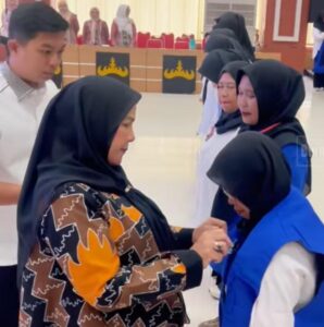 Walikota Eva Dwiana Membagikan Rompi dan Insentif Kepada Relawan SAPA
