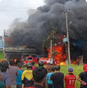 Kebakaran Hebat Hanguskan Toko Sparepart Motor di Kemiling, Kerugian Ditaksir Miliyaran Rupiah 