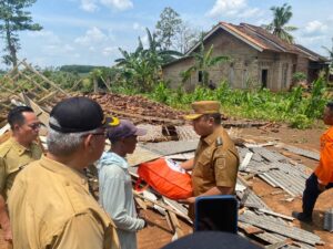 Warga Trimulyo Bangkit Pasca Puting Beliung, Wabup Antonius Muhammad Ali Hadir Bawa Bantuan dan Dukungan