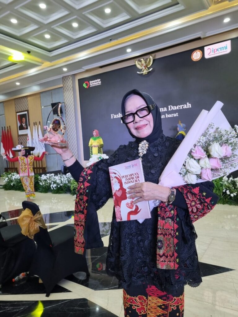 Guru Besar UIN RIL Prof. Nirva Diana, Raih Prestasi Penghargaan Perempuan Inspirasi Indonesia 2025 dari IPEMI