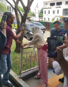 Bupati Pesawaran Penuhi Panggilan Kejati Lampung, Gestur Cuci Tangan Nanda Indira Jadi Sorotan