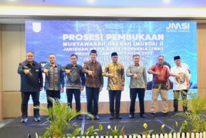 Rektor UIN RIL Terima Penghargaan Tokoh Pendidikan Bervisi Global dan Pelestari Kearifan Lokal