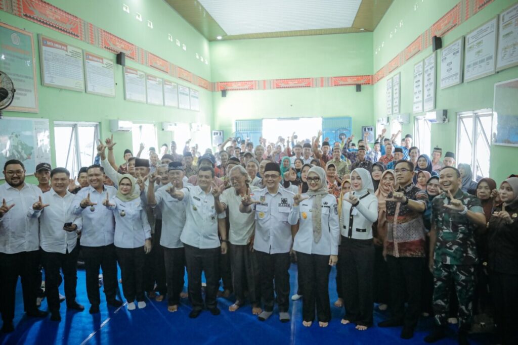 Napak Tilas Sejarah Transmigrasi, Gubernur Jawa Tengah Silaturahmi Bersama Keluarga Transmigran di Desa Bagelen Pesawaran 