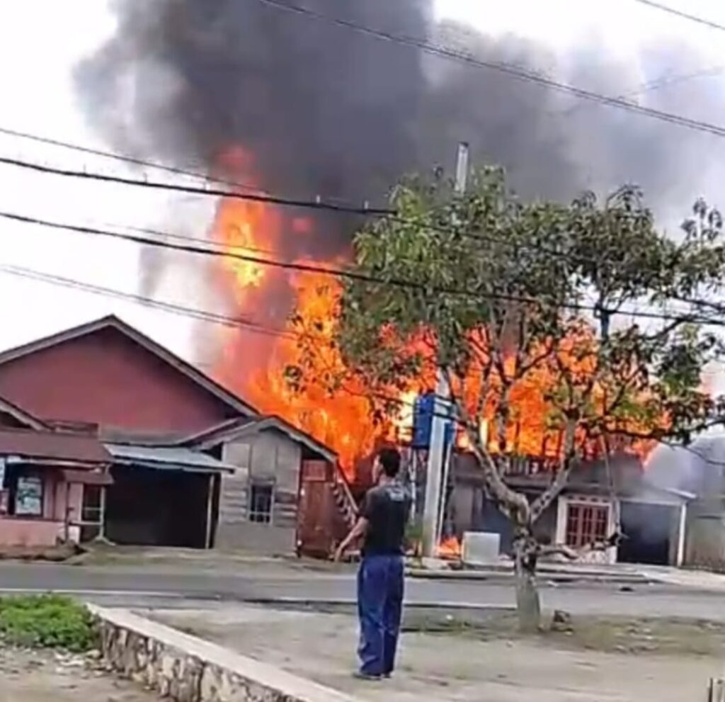 Api Lahap Rumah di Canggu Batu Brak Lambar, 3 Unit Damkar Dikerahkan