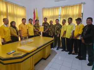 Darlian Pone Kembalikan Formulir Pendaftaran Calon Ketua DPD Partai Golkar Kabupaten Way Kanan
