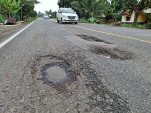 Baru Di Tambal Sulam Jalan Lintas Tengah Sumatera Kembali Berlubang!