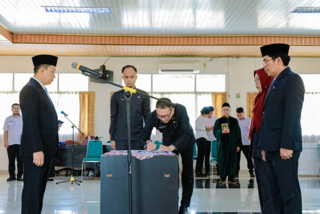 Sekdaprov Marindo Kurniawan Lantik dan Mengambil Sumpah Jabatan 4 Pejabat Administrator