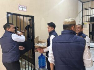 Peduli Antar Sesama: Satreskrim Polres Lampura Bagikan Takjil Kepada Tahanan!