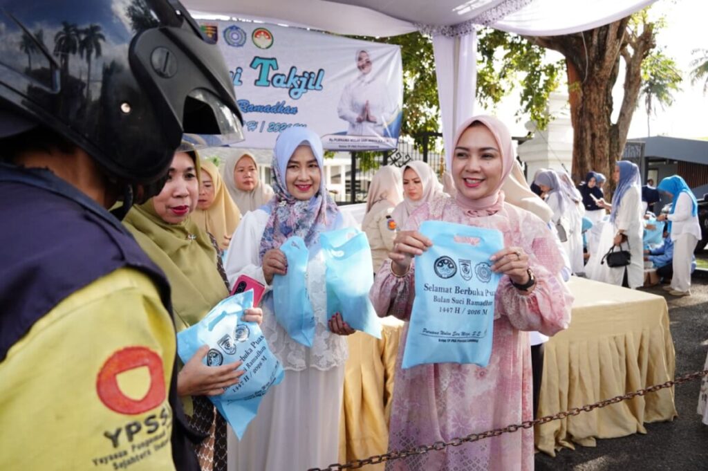 Antusiasme Warga Warnai Kegiatan Berbagi Takjil PKK dan DWP Ptovinsi Lampung