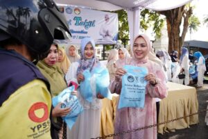 Antusiasme Warga Warnai Kegiatan Berbagi Takjil PKK dan DWP Ptovinsi Lampung