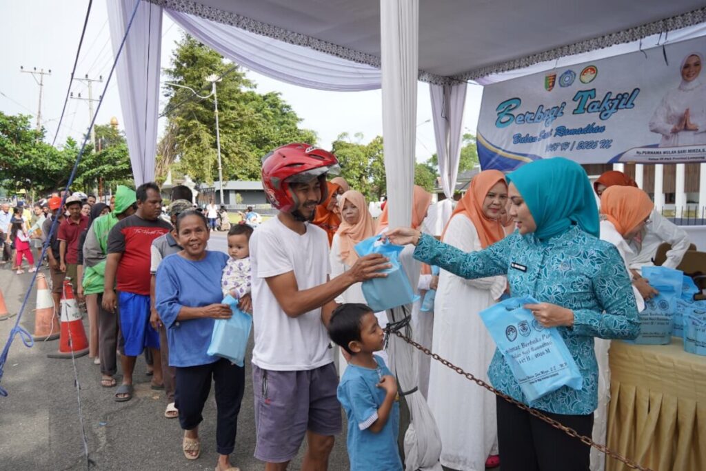 Ramadan Penuh Kepedulian, TP PKK dan DWP Provinsi Lampung Kembali Bagikan Takjil di Depan Mahan Agung