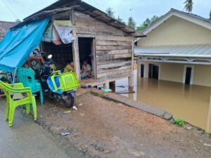 Rumah Terendam Banjir Setinggi Dada Dewasa: Warga Harapkan Solusi Pemerintah!