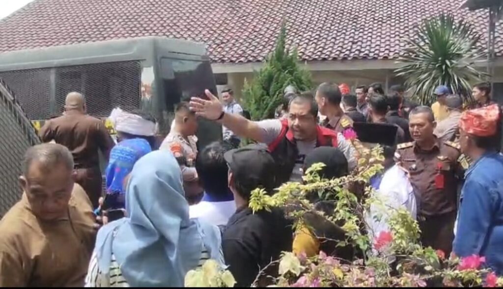 Massa Padati Lokasi Pengadilan, Pendukung Dendi Terlibat Ketegangan dengan Petugas