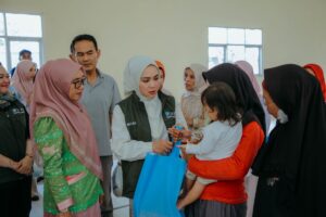 Ketua TP PKK Ibu Purnama Wulan Sari Mirza Kunjungan Kerja ke Kota Metro, Serahkan Bantuan Sosial dan Tinjau Penerima Manfaat