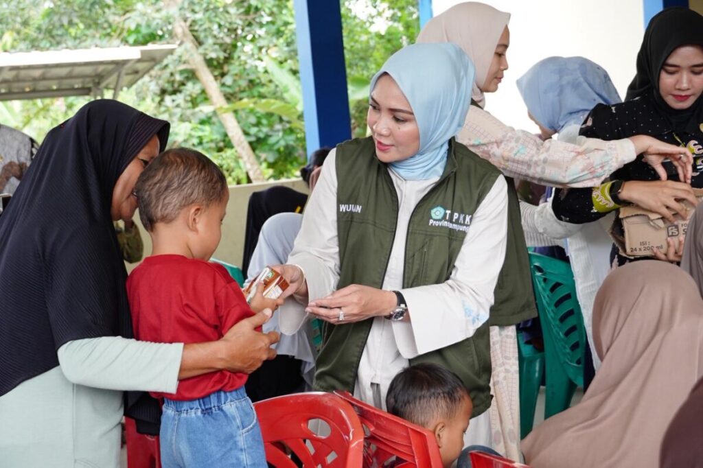 Bakti Sosial Ramadan, TP PKK Provinsi Lampung Salurkan Paket Sembako
