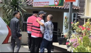 Sidang Perdana SPAM Pesawaran Diwarnai Drama: Dendi Ramadhona Sapa Simpatisan, Dua Terdakwa Nyaris Jatuh