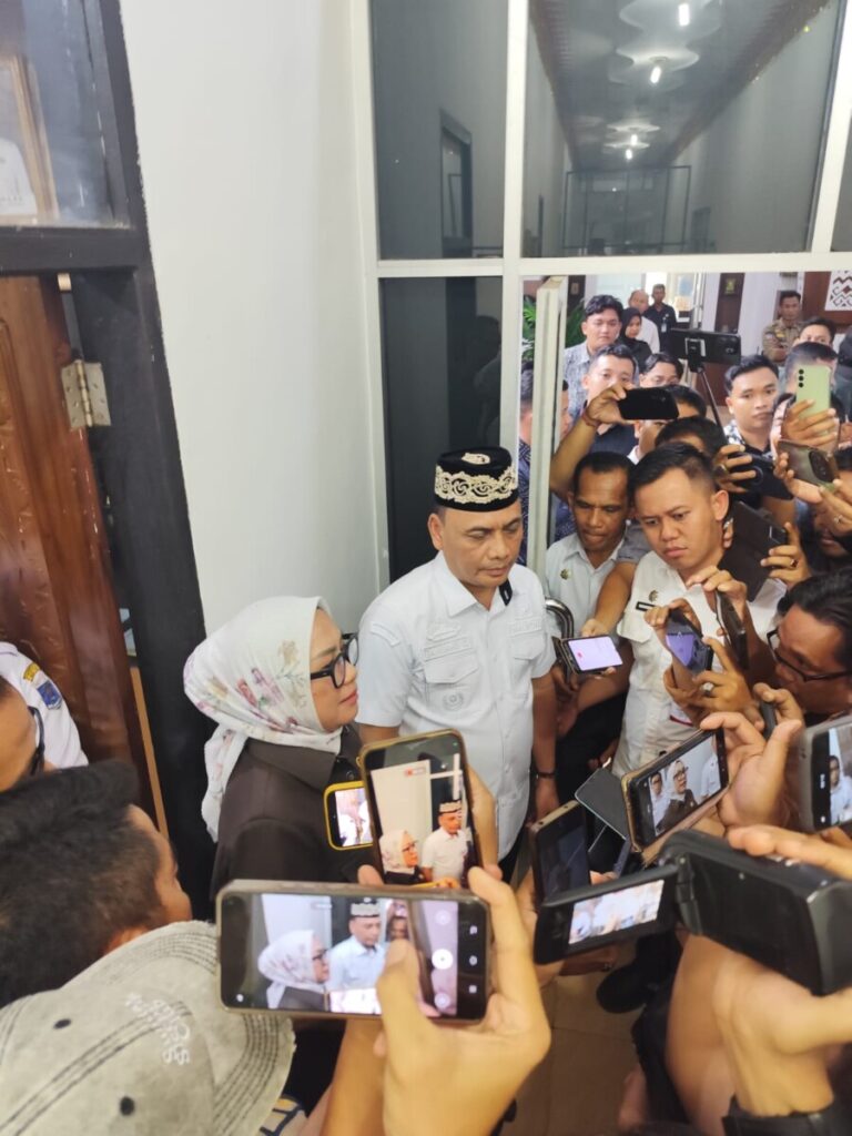 Rapat 5 Jam DPRD Kota Metro Berujung Minim Transparansi, Media Tak Dapat Jawaban Jelas