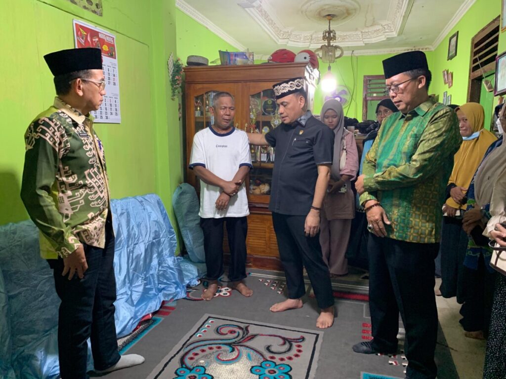 Walikota dan Ratusan Masyarakat Bertakziah dan Mensholatkan Jenazah Hafizah Korban Hanyut Di Wira Garden