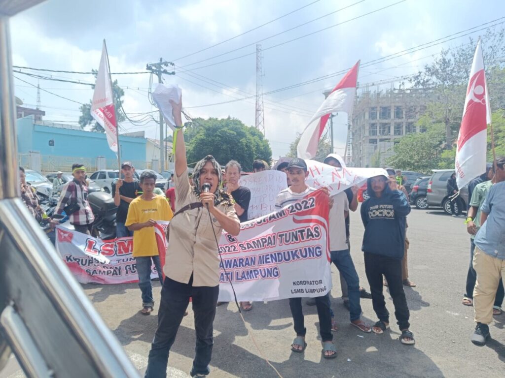 Puluhan Massa LSMB Kepung PN Tanjung Karang, Dugaan Pemalsuan Tanda Tangan SPAM Pesawaran Menguat