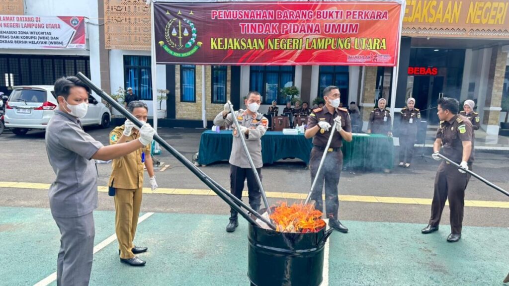 Wakapolres Lampung Utara Hadiri Pemusnahan Barang Bukti Di Kejari Kotabumi