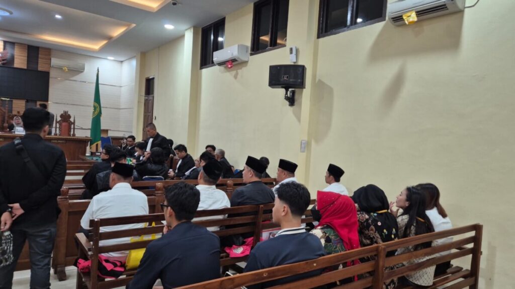 Sidang Pembuktian Korupsi SPAM Pesawaran, Gaya Serba Hitam Dendi Ramadhona Jadi Pusat Perhatian