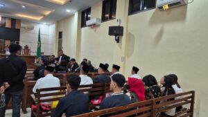 Sidang Pembuktian Korupsi SPAM Pesawaran, Gaya Serba Hitam Dendi Ramadhona Jadi Pusat Perhatian