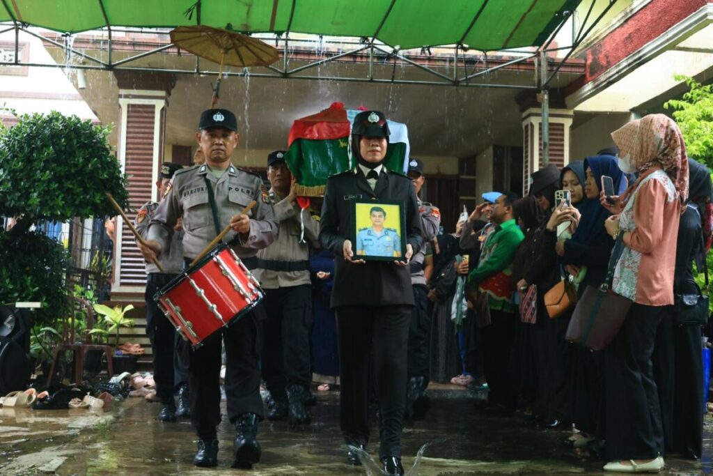 Gugur Dalam Tugas, Bripka Anumerta Arya Supena Dimakamkan dengan Penghormatan Kepolisian