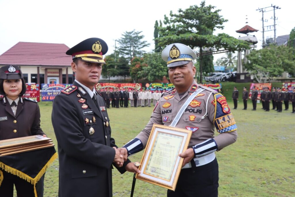 Amankan DPO Curat Yang Viral, Personel Sat Lantas Polres Lampung Utara Terima Penghargaan