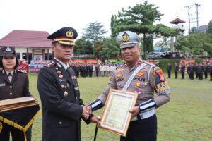 Amankan DPO Curat Yang Viral, Personel Sat Lantas Polres Lampung Utara Terima Penghargaan
